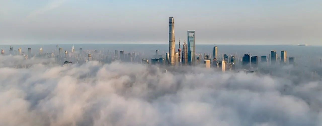 un-tsunami-de-nubes-engulle-la-ciudad-de-batumi,-en-georgia:-solo-los-rascacielos-se-salvaron