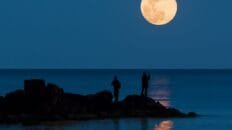Explorando la atmósfera de Neptuno: el gigante azul más extremo como-influye-la-luna-en-las-mareas:-la-explicacion-del-astrofisico-zeus-valtierra